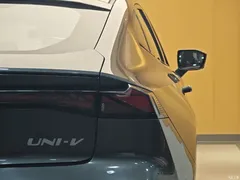 2022 Changan UNI-V 1.5T smart pilot model — фото 28
