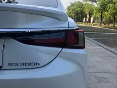 2021 Lexus ES 300h, белый — фото 10