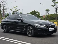 2021 BMW 5 Series 5 530Li, чёрный — фото 48