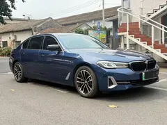 2021 BMW 5 Series 535Le PHEV Luxury Package, синий — фото 3