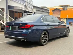 2021 BMW 5 Series 535Le PHEV Luxury Package, синий — фото 16