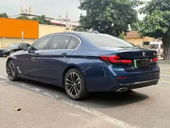 2021 BMW 5 Series 535Le PHEV Luxury Package, синий — фото 18