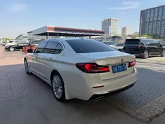 2022 BMW 5 Series 530Li Executive Luxury Package, белый — фото 6