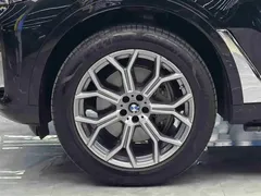 2022 BMW X7 xDrive40i, чёрный — фото 4