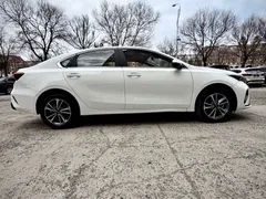 2023 Kia Cerato 1.5L CVT Luxury, белый — фото 7