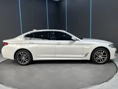 2022 BMW 5 Series 5 525Li M, белый — фото 5