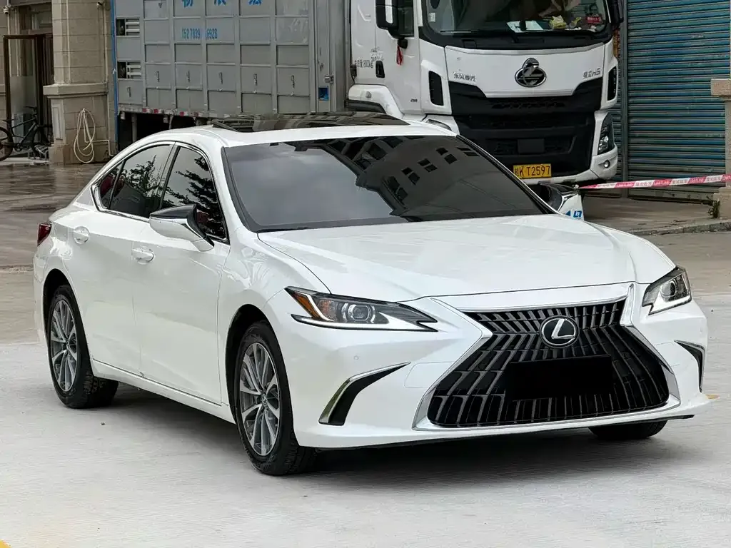 2023 Lexus ES 200