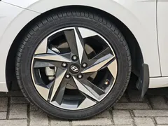 2022 Hyundai Elantra 1.5L CVT LUX Premium, белый — фото 16
