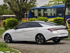 2022 Hyundai Elantra 1.5L CVT LUX Premium, белый — фото 17
