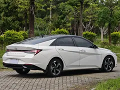 2022 Hyundai Elantra 1.5L CVT LUX Premium, белый — фото 19