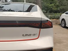 2023 Changan UNI-V 1.5T Premium Type, белый — фото 19