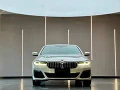 2022 BMW 5 Series 530Li Leading M Sport Package, белый — фото 2
