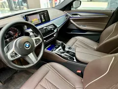2022 BMW 5 Series 530Li Leading M Sport Package, белый — фото 5