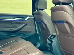 2022 BMW 5 Series 530Li Leading M Sport Package, белый — фото 7