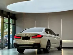 2022 BMW 5 Series 530Li Leading M Sport Package, белый — фото 8