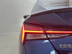 2021 Hyundai Elantra 240TGDi DCT LUX Premium, синий — фото 17