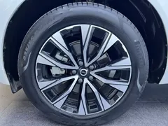 2023 Volvo XC60 4WD Luxury, белый — фото 13
