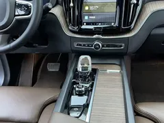 2023 Volvo XC60 4WD Luxury, белый — фото 15