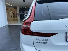 2023 Volvo XC60 4WD Luxury, белый — фото 17