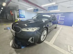 2021 BMW 5 Series 535Le PHEV Luxury Package, чёрный — фото 1