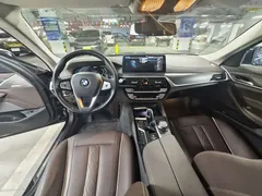 2021 BMW 5 Series 535Le PHEV Luxury Package, чёрный — фото 14