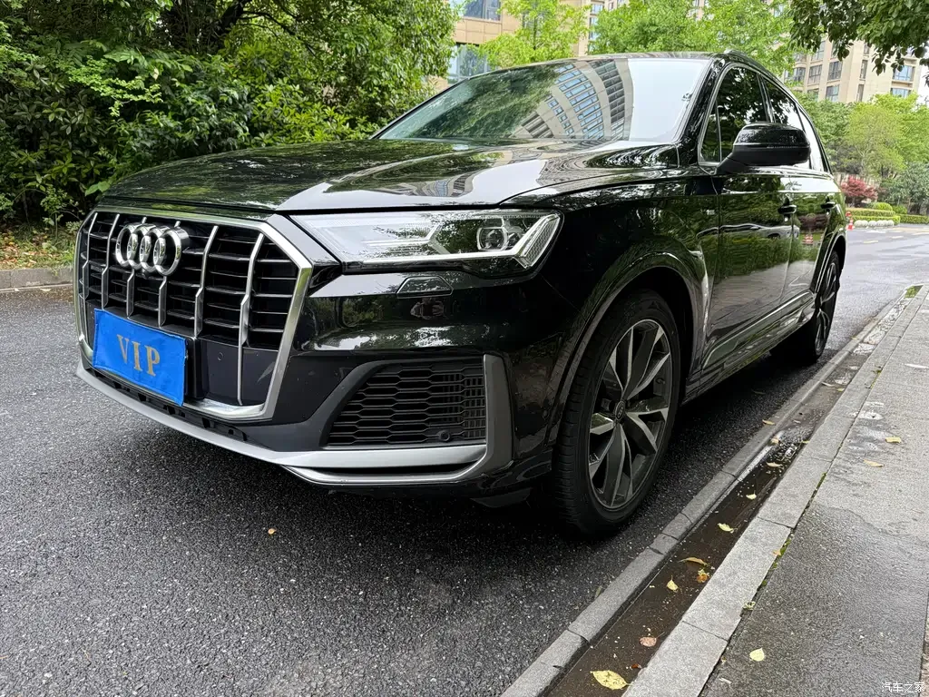 2023 Audi Q7 55 TFSI quattro S line sporty