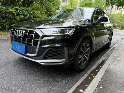 2023 Audi Q7 55 TFSI quattro S line sporty