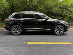 2023 Audi Q7 55 TFSI quattro S line sporty, чёрный — фото 2