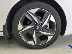 2021 Hyundai Elantra 1.5L CVT LUX Premium, белый — фото 6