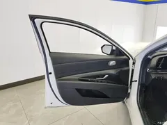 2021 Hyundai Elantra 1.5L CVT LUX Premium, белый — фото 7