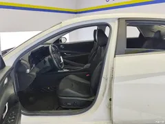 2021 Hyundai Elantra 1.5L CVT LUX Premium, белый — фото 9