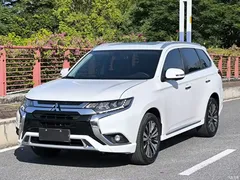 2021 Mitsubishi Outlander 2.4L 4WD Enjoy 7 seats, белый — фото 1