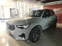 2023 Volvo XC40 Sport, зелёный — фото 1
