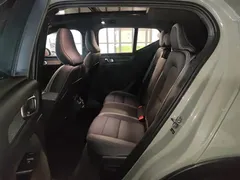 2023 Volvo XC40 Sport, зелёный — фото 13