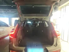 2023 Volvo XC40 Sport, зелёный — фото 15