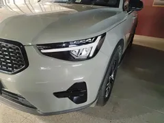 2023 Volvo XC40 Sport, зелёный — фото 18