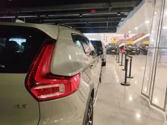 2023 Volvo XC40 Sport, зелёный — фото 24