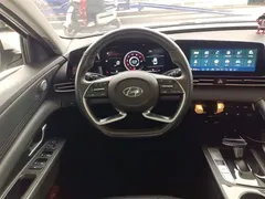 2021 Hyundai Elantra 1.5L CVT LUX Premium, белый — фото 3