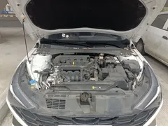2021 Hyundai Elantra 1.5L CVT LUX Premium, белый — фото 11