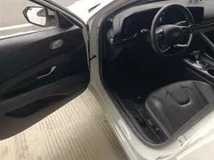 2021 Hyundai Elantra 1.5L CVT LUX Premium, белый — фото 14