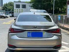 2022 Lexus ES 200 Luxury — фото 3