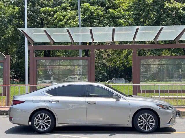 2022 Lexus ES 200 Luxury