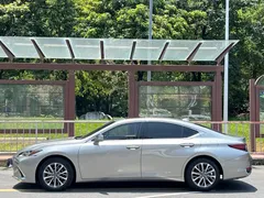 2022 Lexus ES 200 Luxury — фото 5