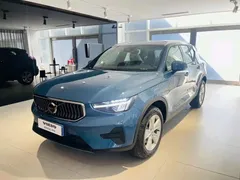 2023 Volvo XC40 B3, синий — фото 1
