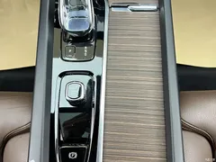 2022 Volvo XC60 B5 4WD Zhiyuan Luxury — фото 16