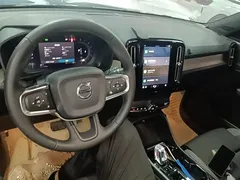 2023 Volvo XC40 Luxury, синий — фото 10