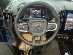 2023 Volvo XC40 Luxury, синий — фото 11