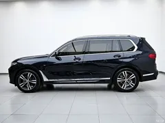 2022 BMW X7 xDrive40i Exclusive M Sports Package, чёрный — фото 5