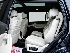 2022 BMW X7 xDrive40i Exclusive M Sports Package, чёрный — фото 12
