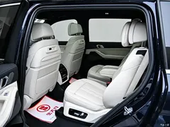 2022 BMW X7 xDrive40i Exclusive M Sports Package, чёрный — фото 13